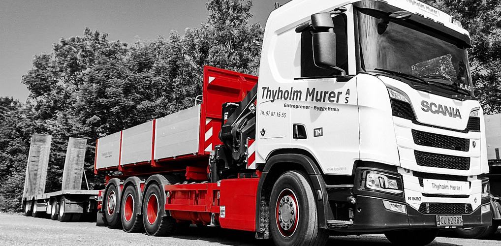TM Thyholm Murer A/S har en omfattende materiel maskinpark, kranner, lastvogne og stilladser til udlejning.